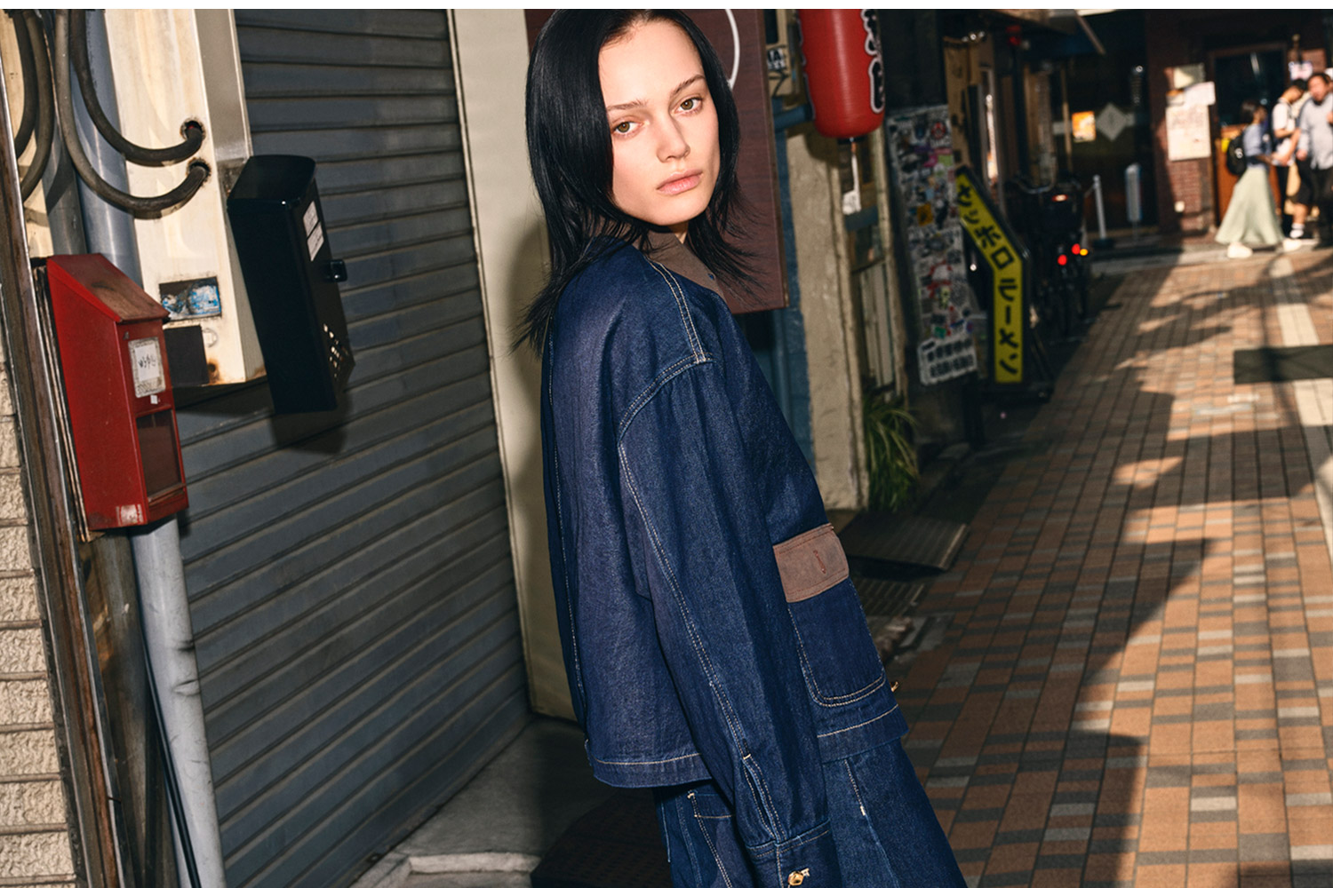10_mobile_tokyo_woman_MAAG.jpg