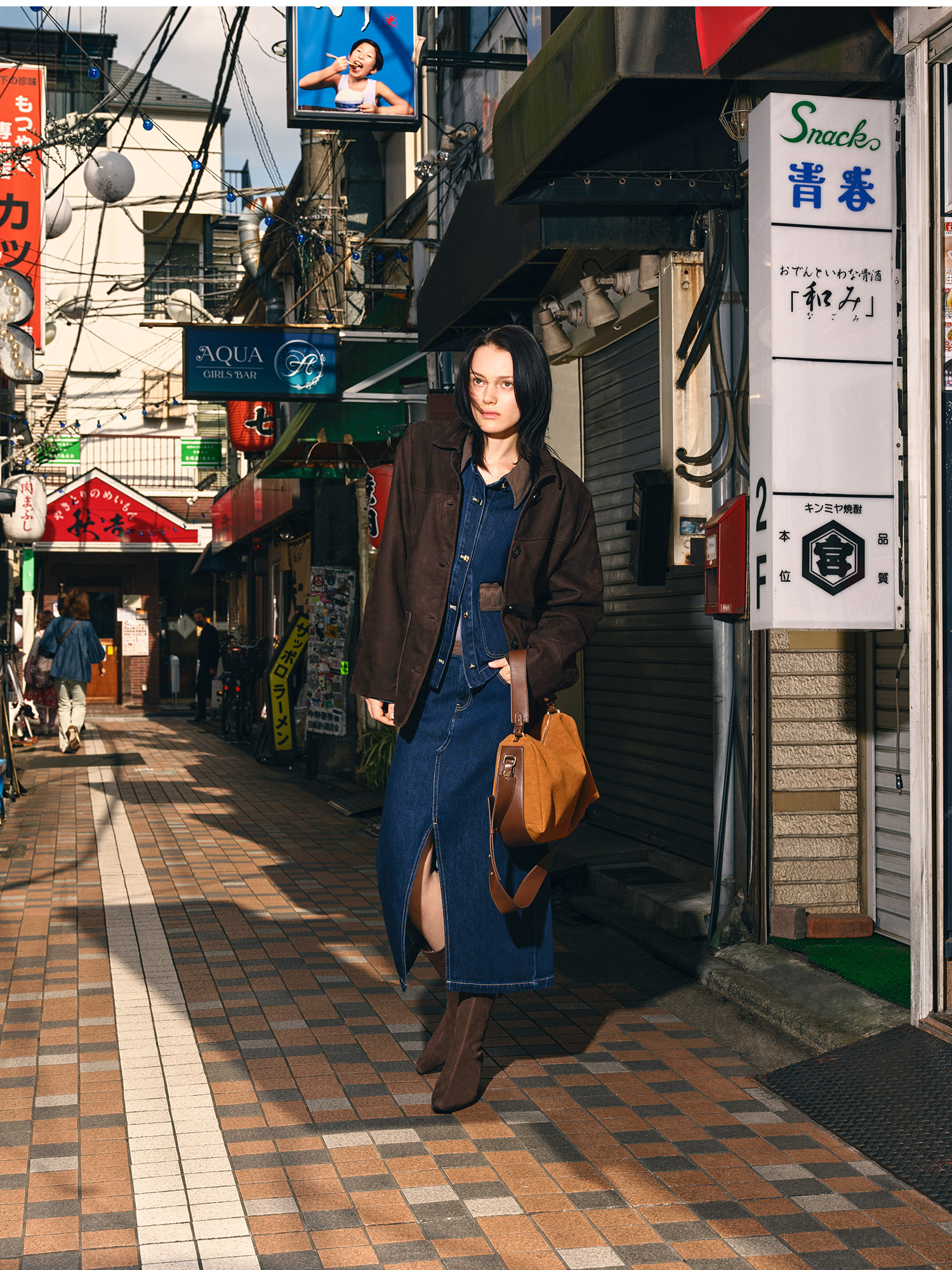 09_mobile_tokyo_woman_MAAG.jpg