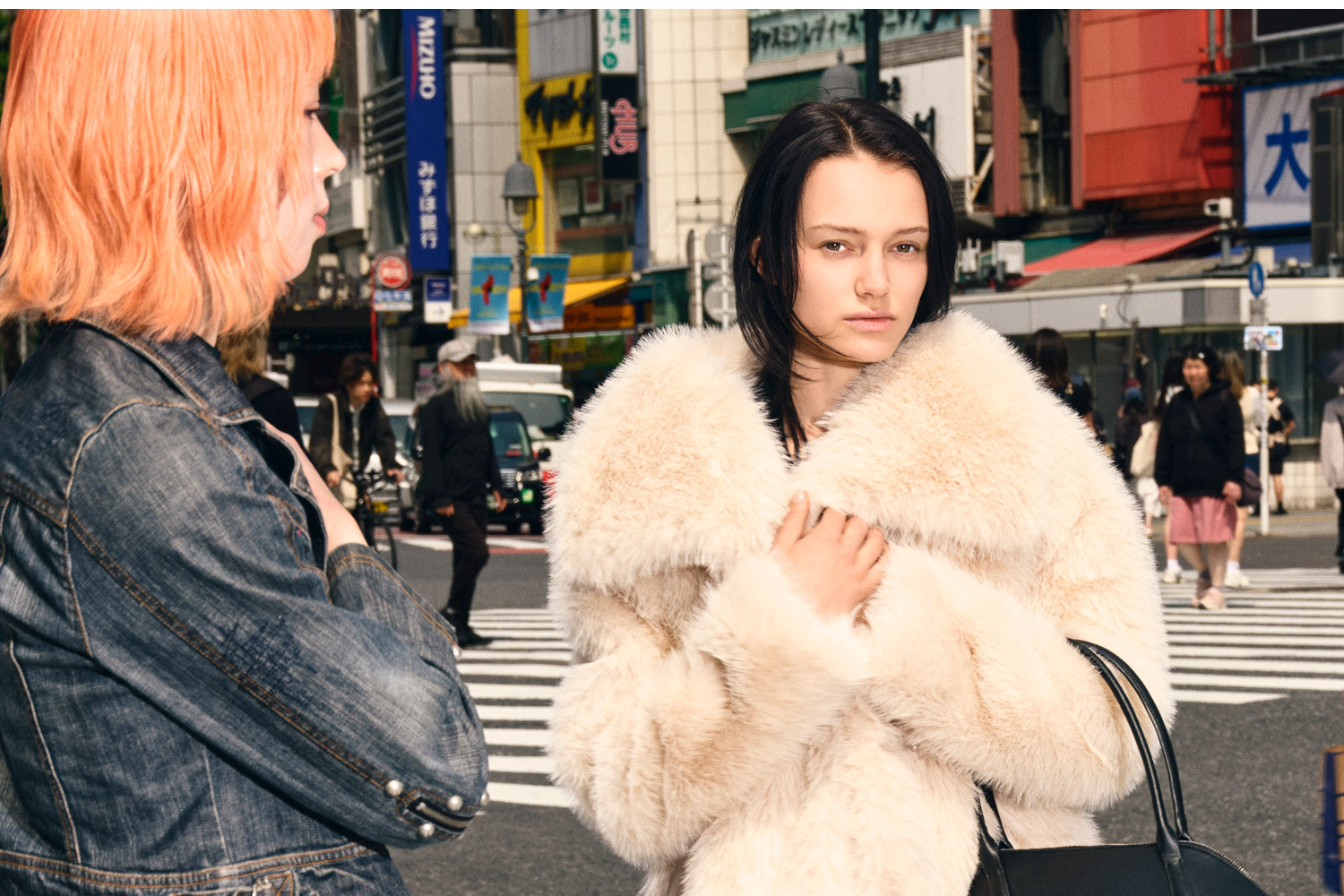 04_mobile_tokyo_woman_MAAG.jpg