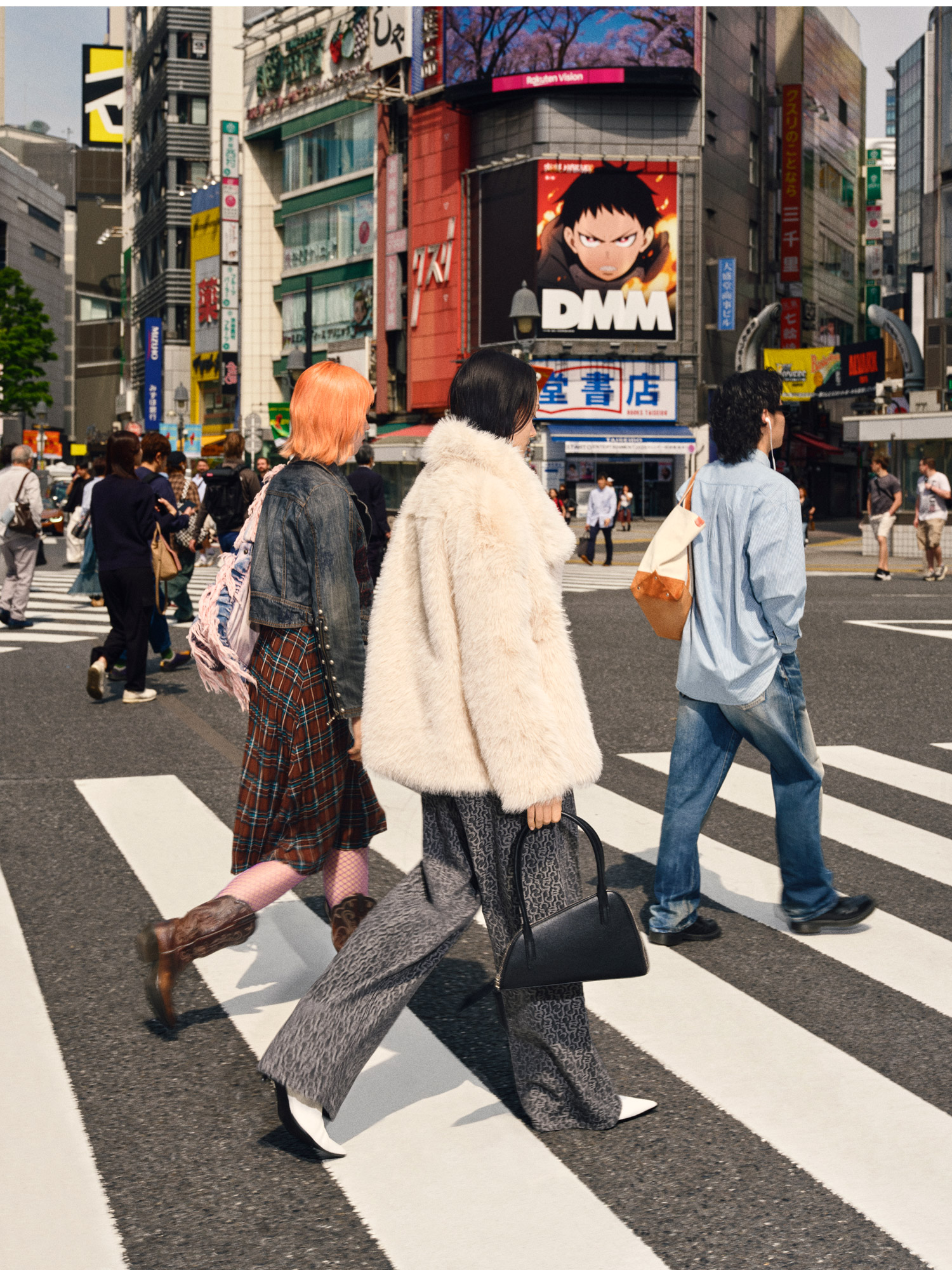05_mobile_tokyo_woman_MAAG.jpg