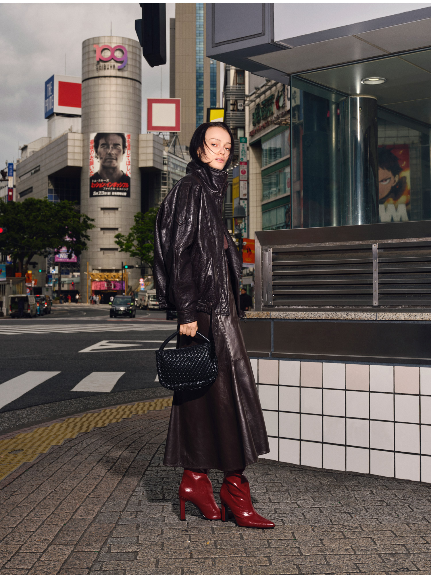 03_mobile_tokyo_woman_MAAG.jpg
