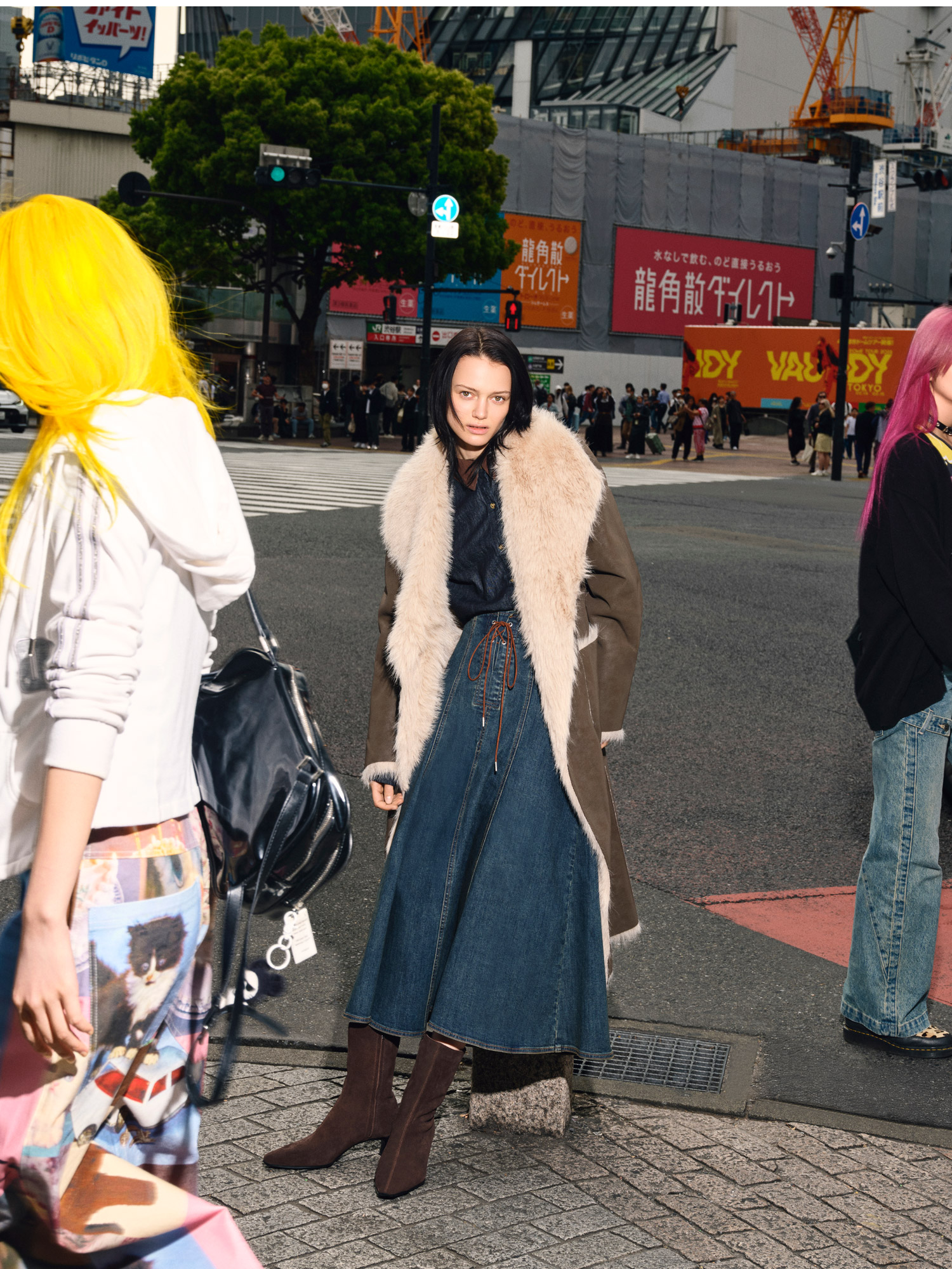 06_mobile_tokyo_woman_MAAG.jpg